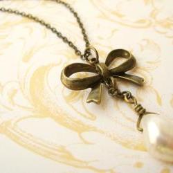 Necklace with brass bow and freshwater pearl - A little romance